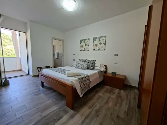 BookNoFees: Apartament liniștit în centrul orașului, cu balcon și vedere la munte – VILLASIMIUS