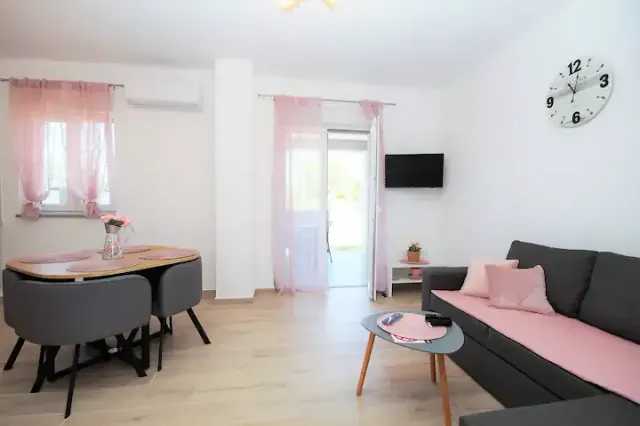 BookNoFees: Manu B – Apartament la parter, cu loc de parcare și aproape de plajă – Fažana