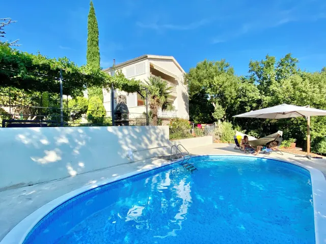 BookNoFees: Villa Theresa, Croația, apartament de vacanță cu piscină, jacuzzi, saună și bucătărie în grădină – Donji Zagon
