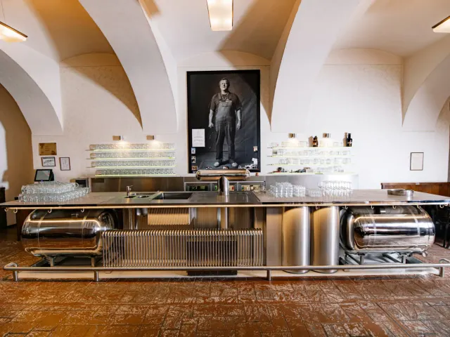 BookNoFees: Restaurant – Lokál Dlouhááá – Prague – Barul „Dlouhááá”, fotografie 3