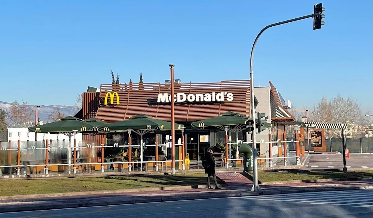 BookNoFees: Snack-bar – McDonald's – Athens – McDonald's, fotografie 1