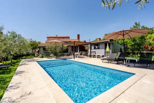 BookNoFees: Apartament spațios Meme 1 cu piscină în Pula – Pula