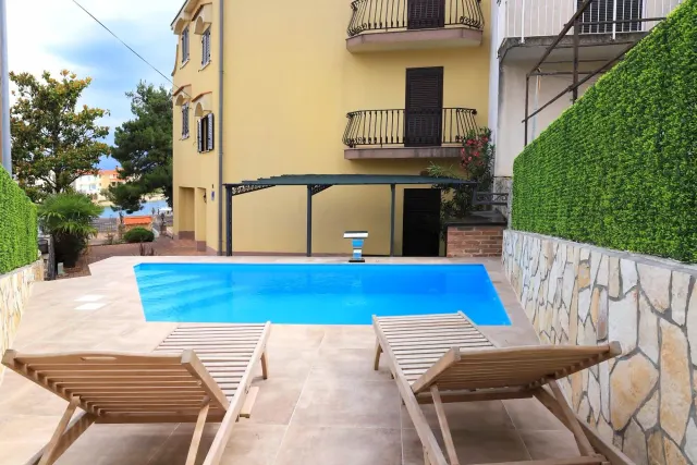 BookNoFees: O vilă liniștită, cu piscină și balcon, situată lângă mare – Malinska