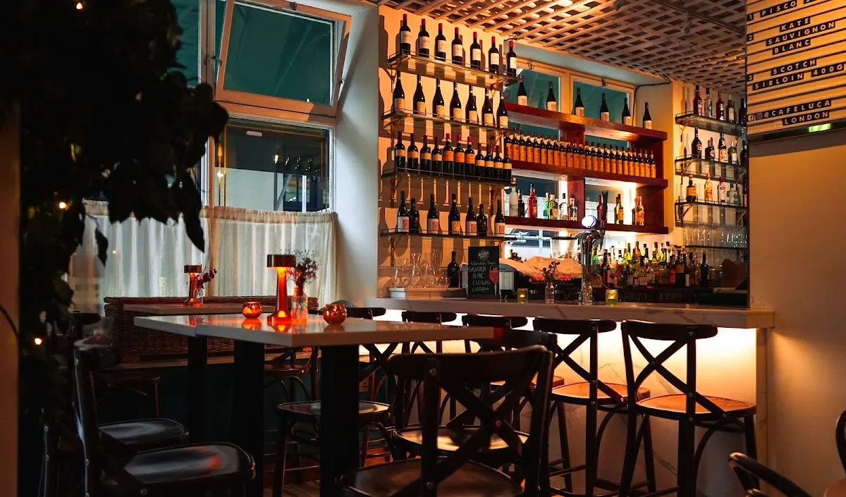 BookNoFees: Restaurant – Café Luca – London – Cafeneaua Luca, fotografie 1