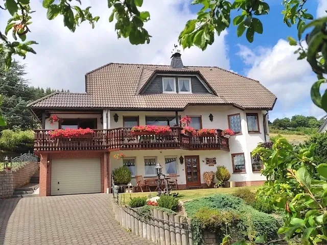 BookNoFees: Apartament de vacanță liniștit, situat la marginea pădurii, cu terasă proprie – Winterberg