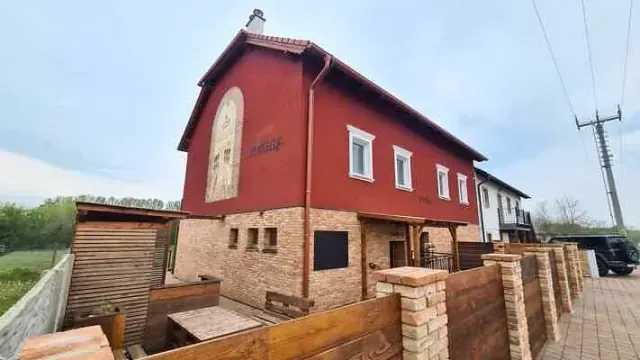 BookNoFees: O casă liniștită și elegantă, cu pivniță de vinuri – Jevišovka