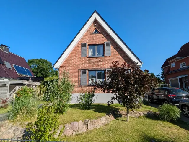 BookNoFees: Casă gemelă spațioasă, situată într-o zonă liniștită – Lübeck