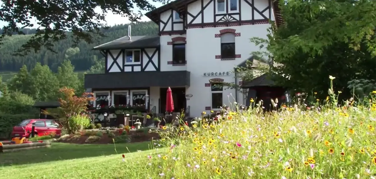 BookNoFees: Cafenea – Café am Kurpark – Lennestadt – Cafeneaua de lângă parcul balnear, fotografie 1