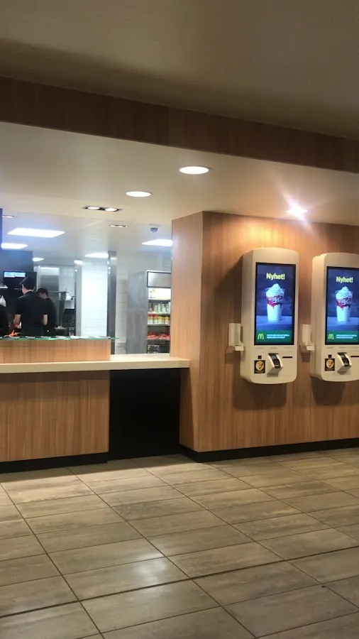 BookNoFees: Snack-bar – McDonald's – Stockholm – McDonald's, fotografie 3