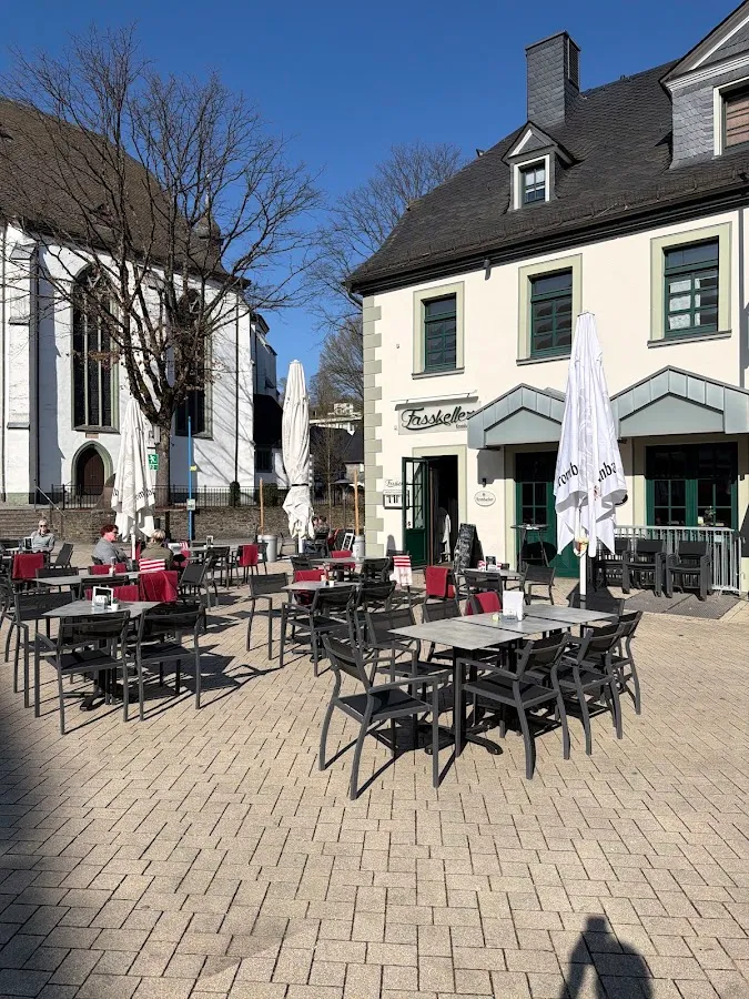 BookNoFees: Restaurant – Fasskeller unfassbar – Attendorn – O pivniță de butoaie de necrezut, fotografie 1