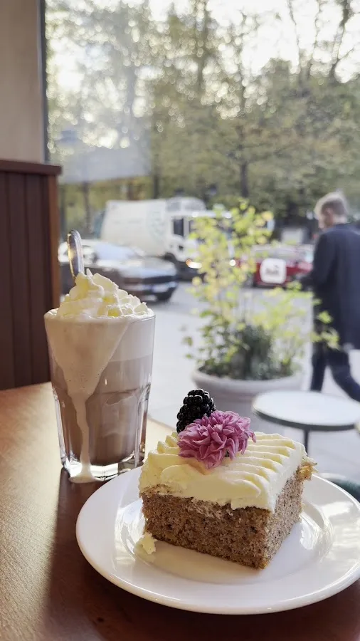 BookNoFees: Cafenea – Cafe Esplanad – Helsinki – Cafeneaua Esplanad, fotografie 3