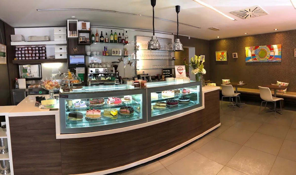 BookNoFees: Cafenea – Kavarna Čopomana – Ljubljana – Cafeneaua Čopomana, fotografie 1