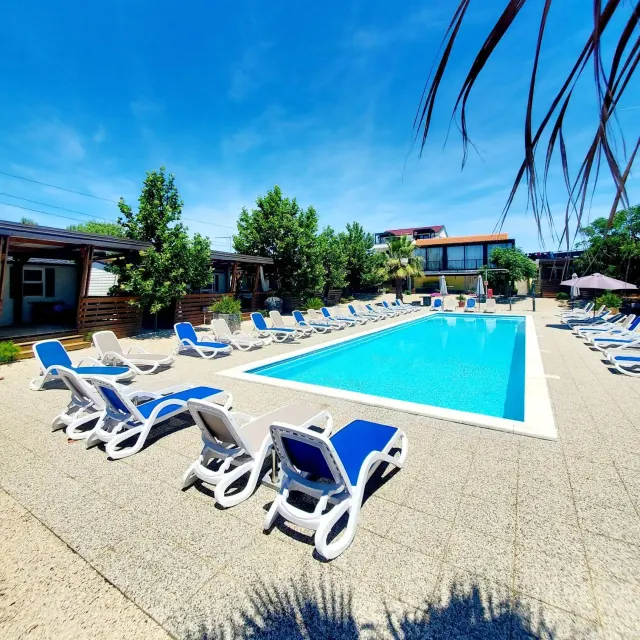 BookNoFees: Casă mobilă liniștită, ideală pentru familii, cu terasă și piscină – Turanj