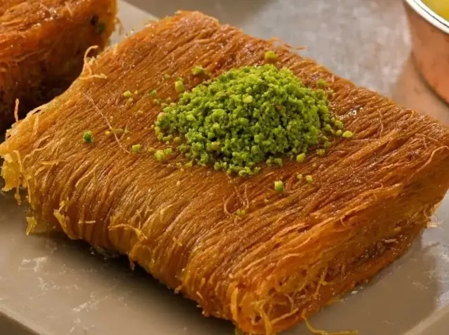 BookNoFees: Restaurant – DİYARZADE KÜNEFE, KATMER, BAKLAVA, VE TATLI – Istanbul – DİYARZADE: KÜNEFE, KATMER, BAKLAVA ȘI DESERTURI, fotografie 2