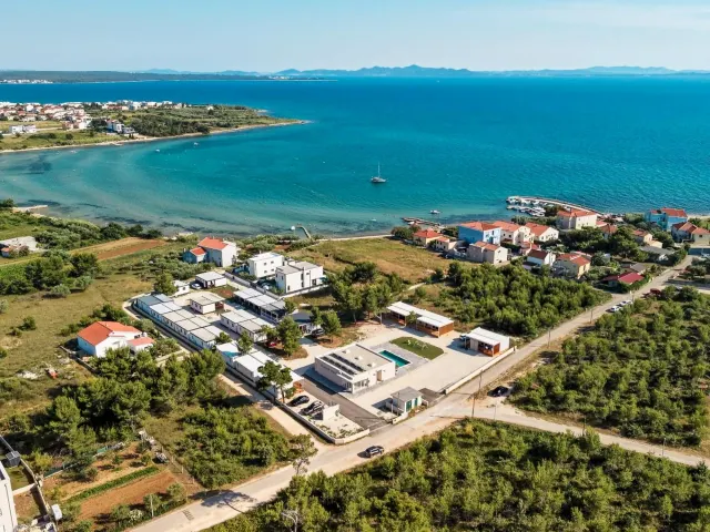 BookNoFees: Casă mobilă cu piscină lângă mare – Privlaka
