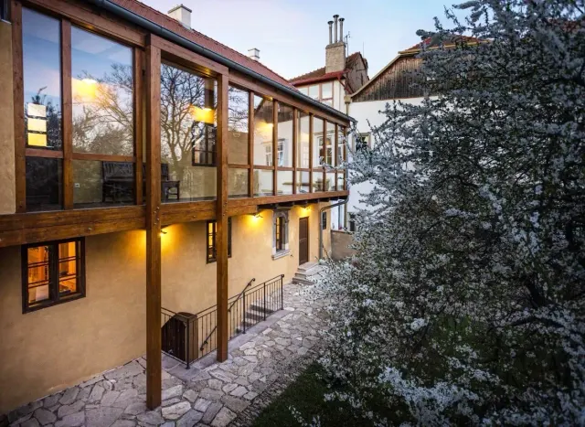 BookNoFees: Patrimoniul din Znojmo – Apartamente și bar de vinuri în stil gotic – Znojmo