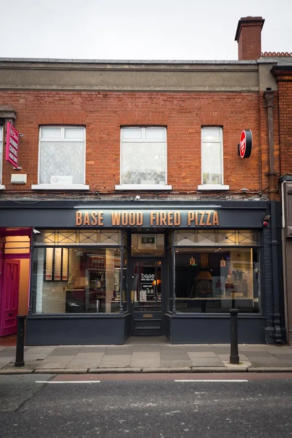 BookNoFees: Restaurant – Base Wood Fired Pizza – Dublin – Pizza cu bază coaptă pe vatră, fotografie 1