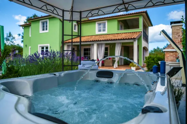 BookNoFees: Vila Branka cu piscină, jacuzzi și loc de joacă – Rakalj
