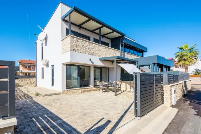 BookNoFees: Casă liniștită cu două etaje, cu grădină și balcon – Vir