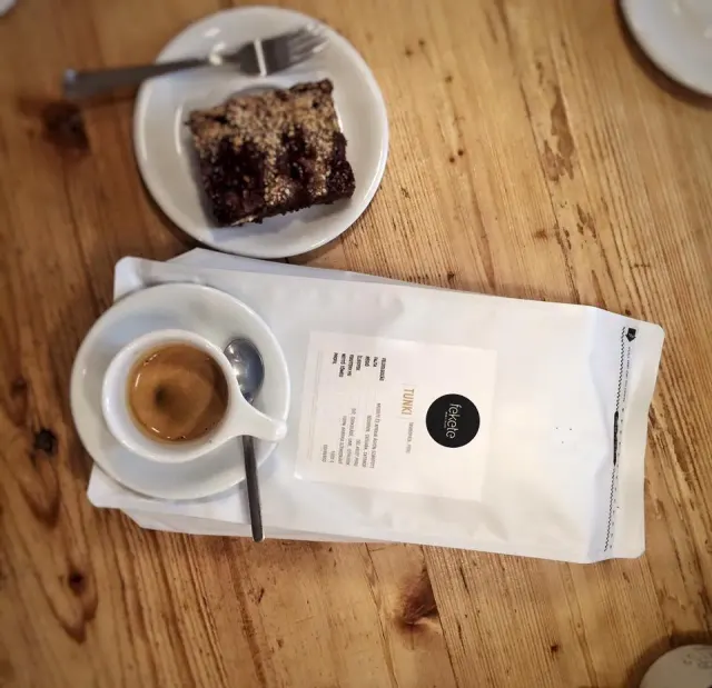 BookNoFees: Cafenea – Fekete – Budapest – Negru, fotografie 2