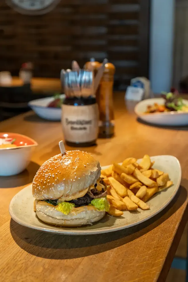 BookNoFees: Restaurant – Benediktiner Wirtshaus – Attendorn – Hanul Benedictin, fotografie 3