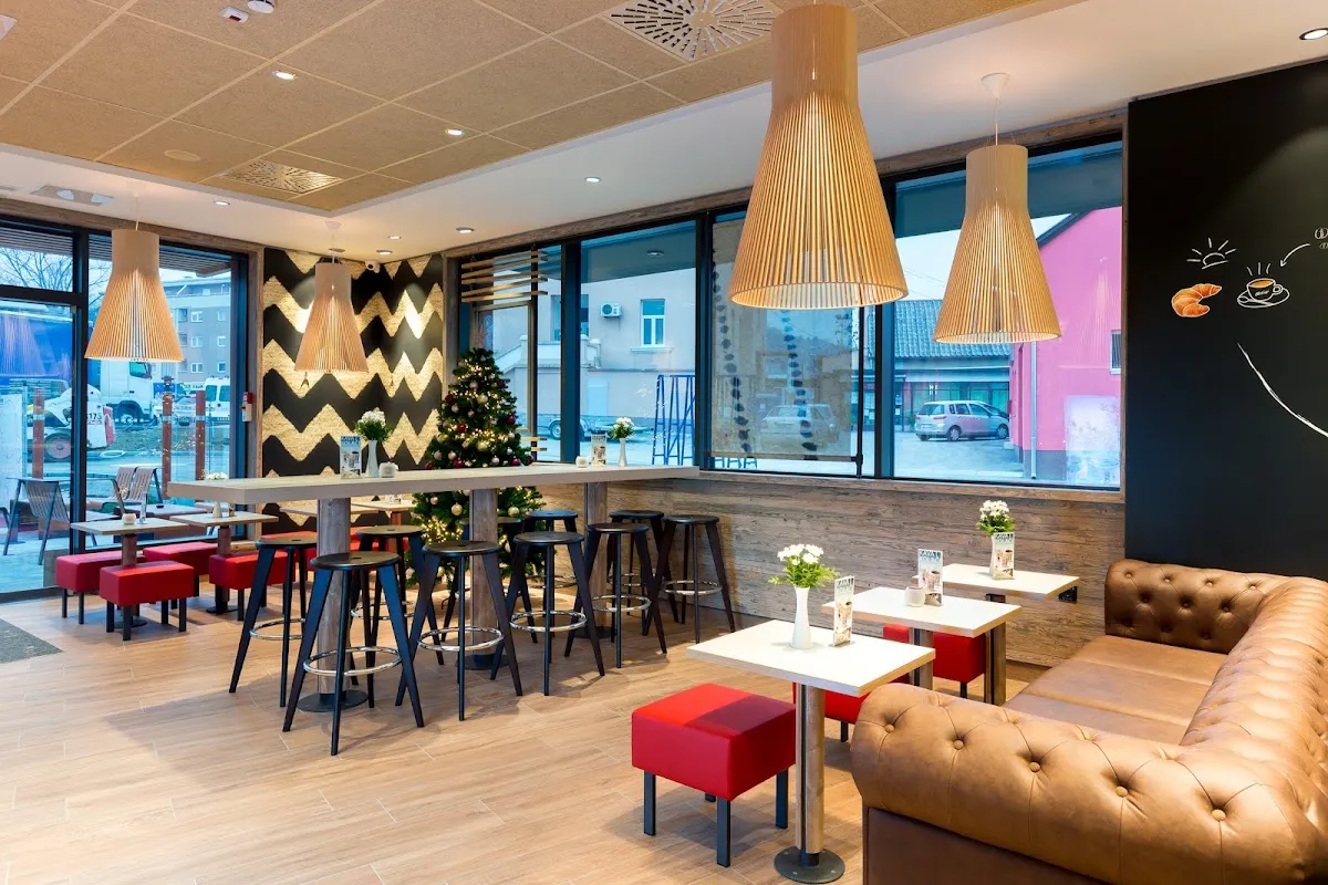 BookNoFees: Snack-bar – McDonald's – Zagreb – McDonald's, fotografie 1