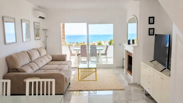 BookNoFees: Apartament duplex spațios, cu vedere panoramică la mare – Mijas