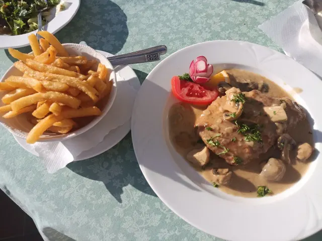 BookNoFees: Restaurant – Alte Linden – Altena – Tilii bătrâne, fotografie 2