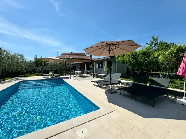 BookNoFees: Meme 3 – Apartament de patru stele cu sală de fitness și piscină – Pula