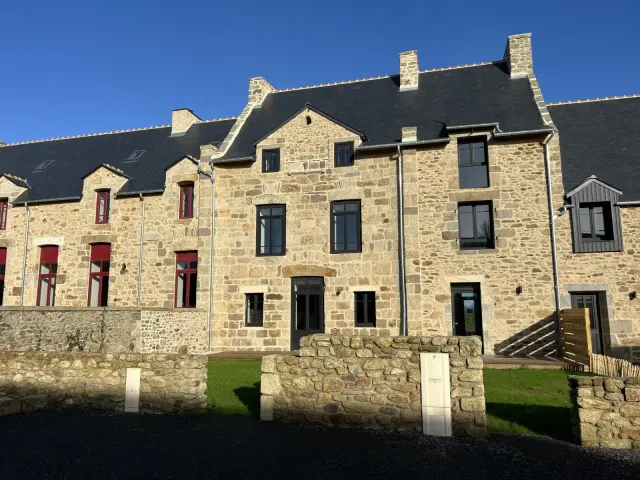 BookNoFees: Casă elegantă din piatră, cu grădină și stație de încărcare pentru mașini electrice – Saint Malo