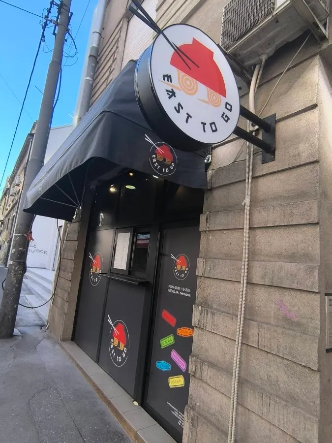 BookNoFees: Snack-bar – East to Go – Belgrade – Spre Est, fotografie 1