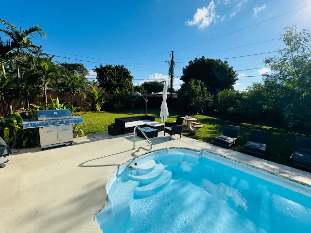 BookNoFees: O căsuță liniștită, cu grădină și piscină – Cutler Bay