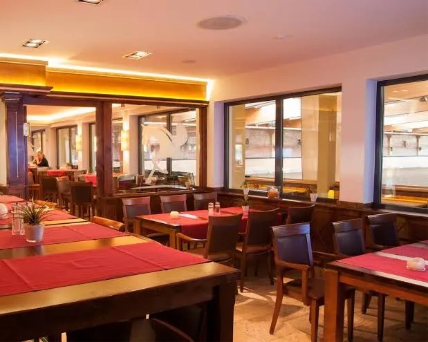 BookNoFees: Restaurant – Il Cavallo – Unna – Calul, fotografie 1