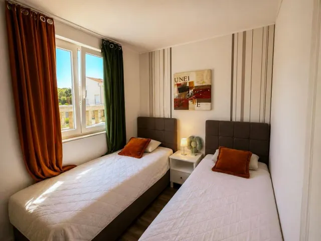 BookNoFees: Apartament liniștit la malul mării, cu balcon și vedere spre portul de agrement – Petrcane