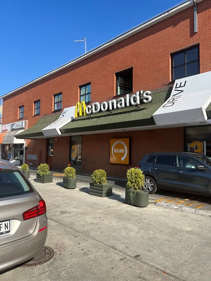 BookNoFees: Snack-bar – McDonald's – Belgrade – McDonald's, fotografie 1