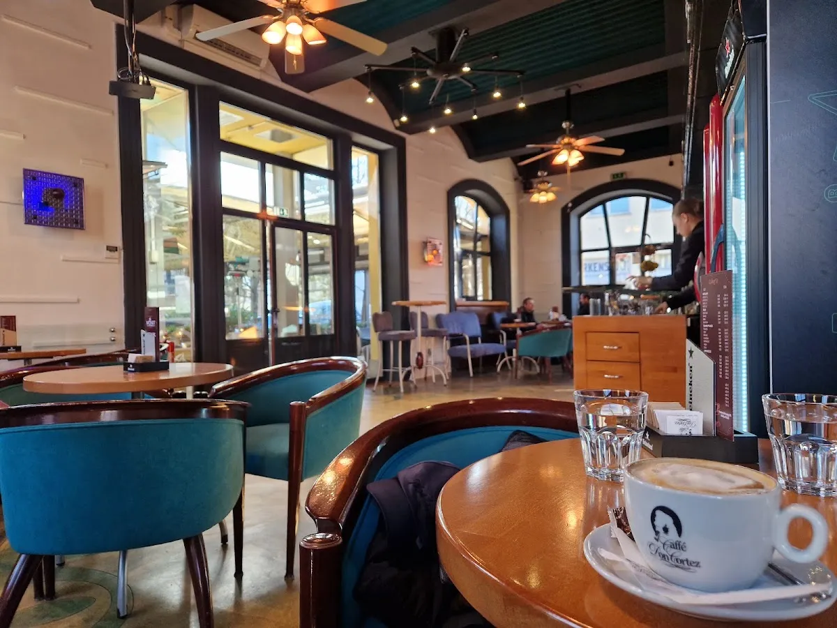 BookNoFees: Cafenea – Cafe Monet – Ljubljana – Cafe Monet, fotografie 1