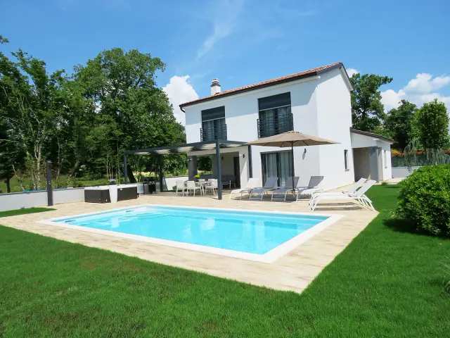 BookNoFees: cazare de vacanță în Kanfanar – Villa Cerasela | Vilă elegantă lângă Rovinj, cu piscină, jacuzzi și grătar
