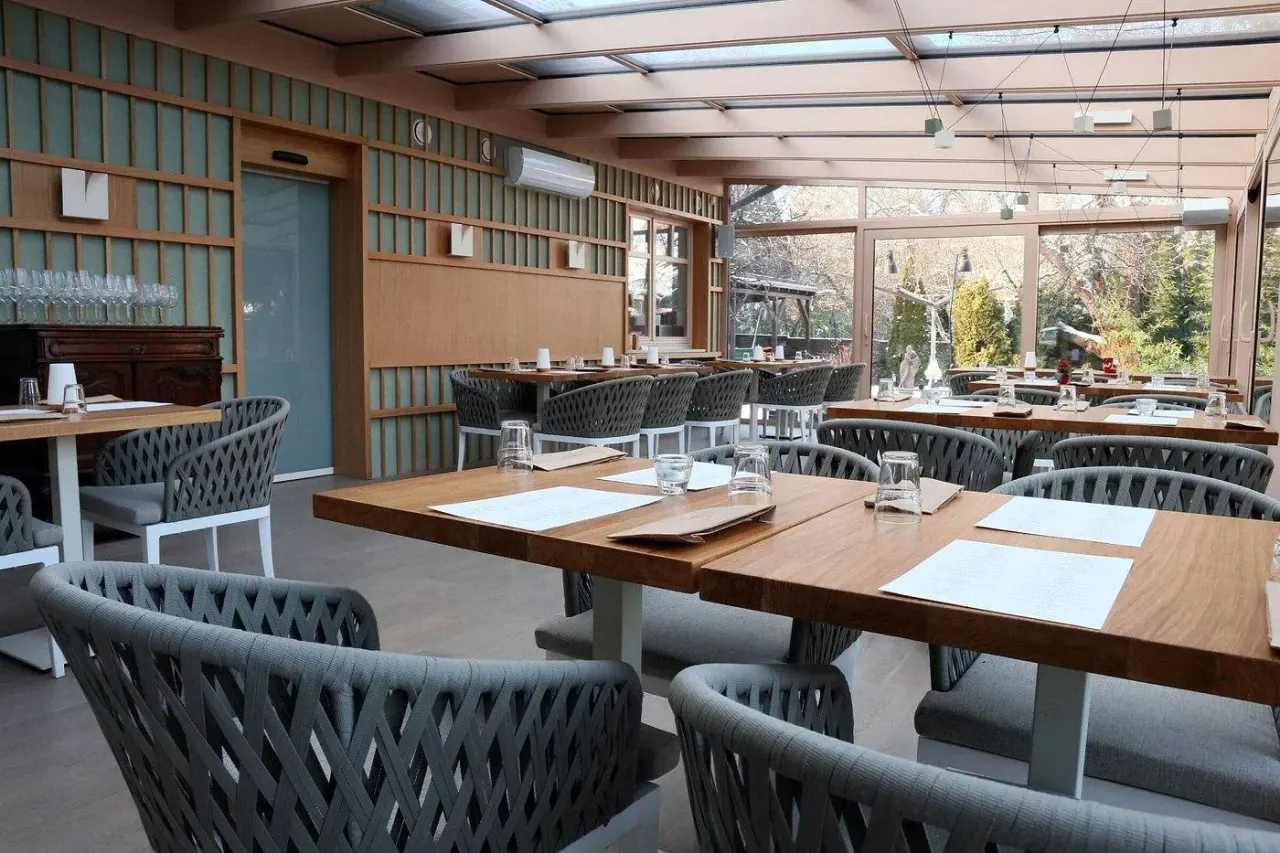 BookNoFees: Restaurant – Barrio – Budapest – Cartier, fotografie 1