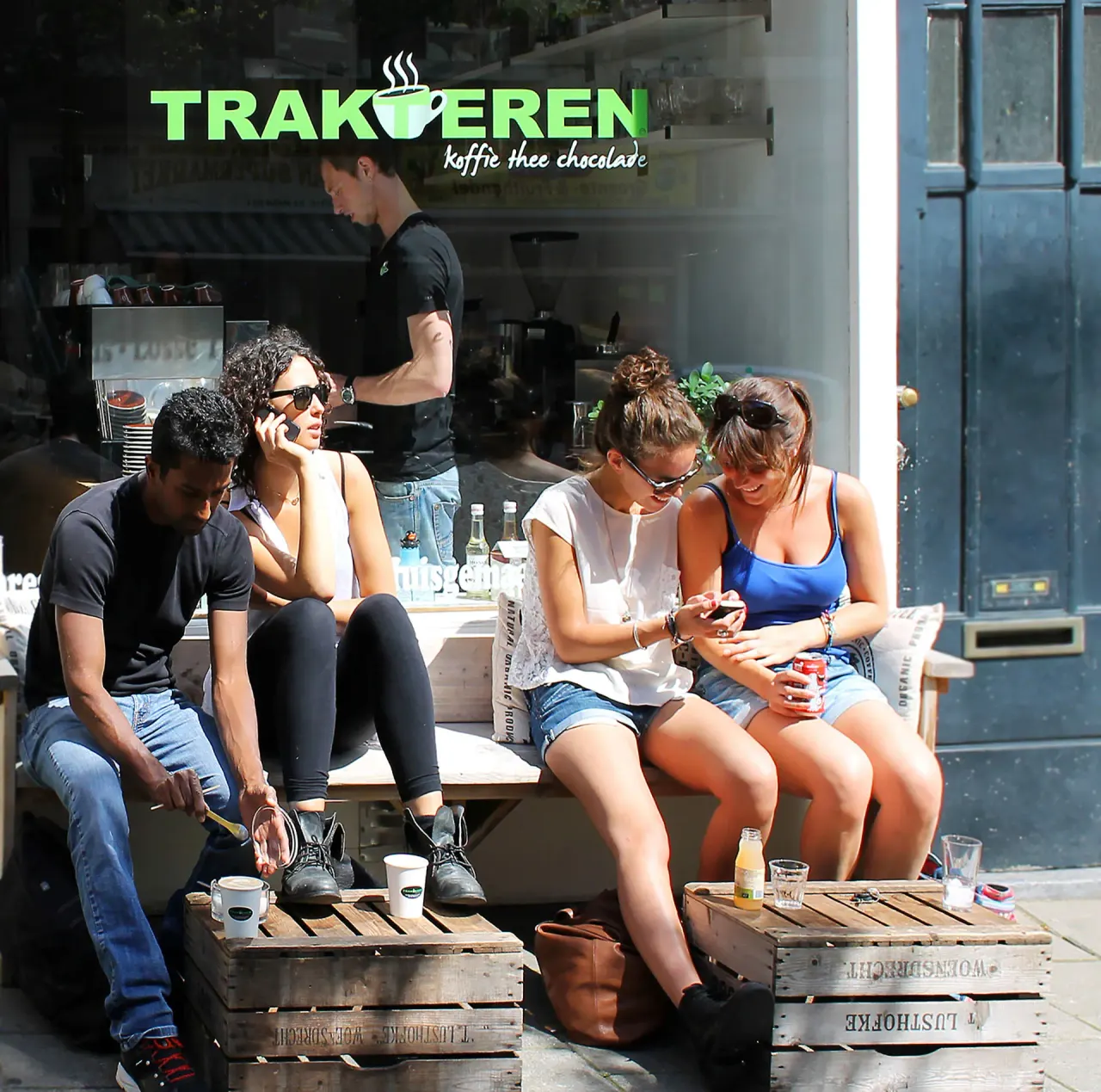 BookNoFees: Cafenea – Trakteren – Amsterdam – A oferi ceva de mâncare, fotografie 1