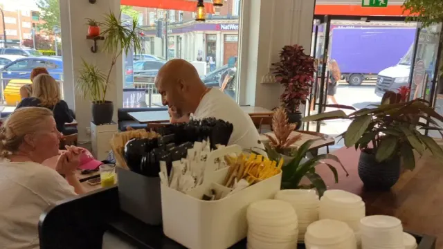 BookNoFees: Cafenea – CaféGenic – London – CaféGenic, fotografie 3