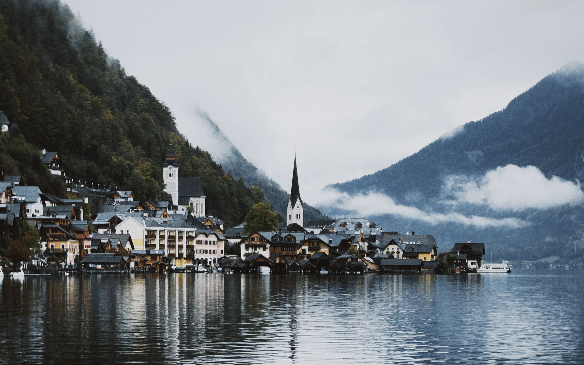Hallstatt am See, între munți acoperiți de nori