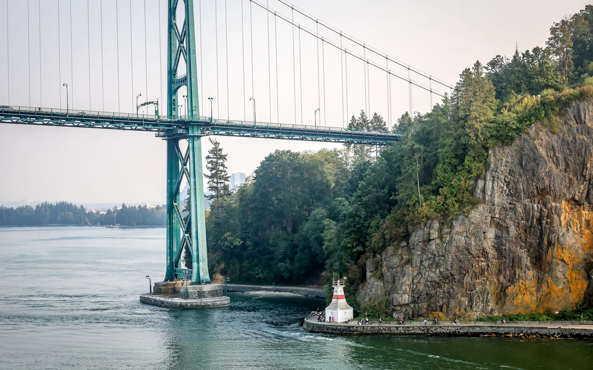 Podul Lions Gate deasupra apei în Vancouver