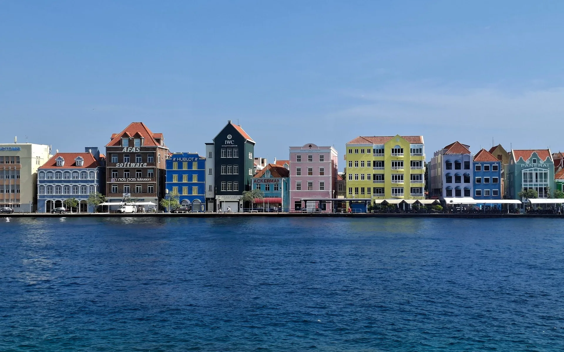Case colorate lângă apă în Willemstad, Curaçao