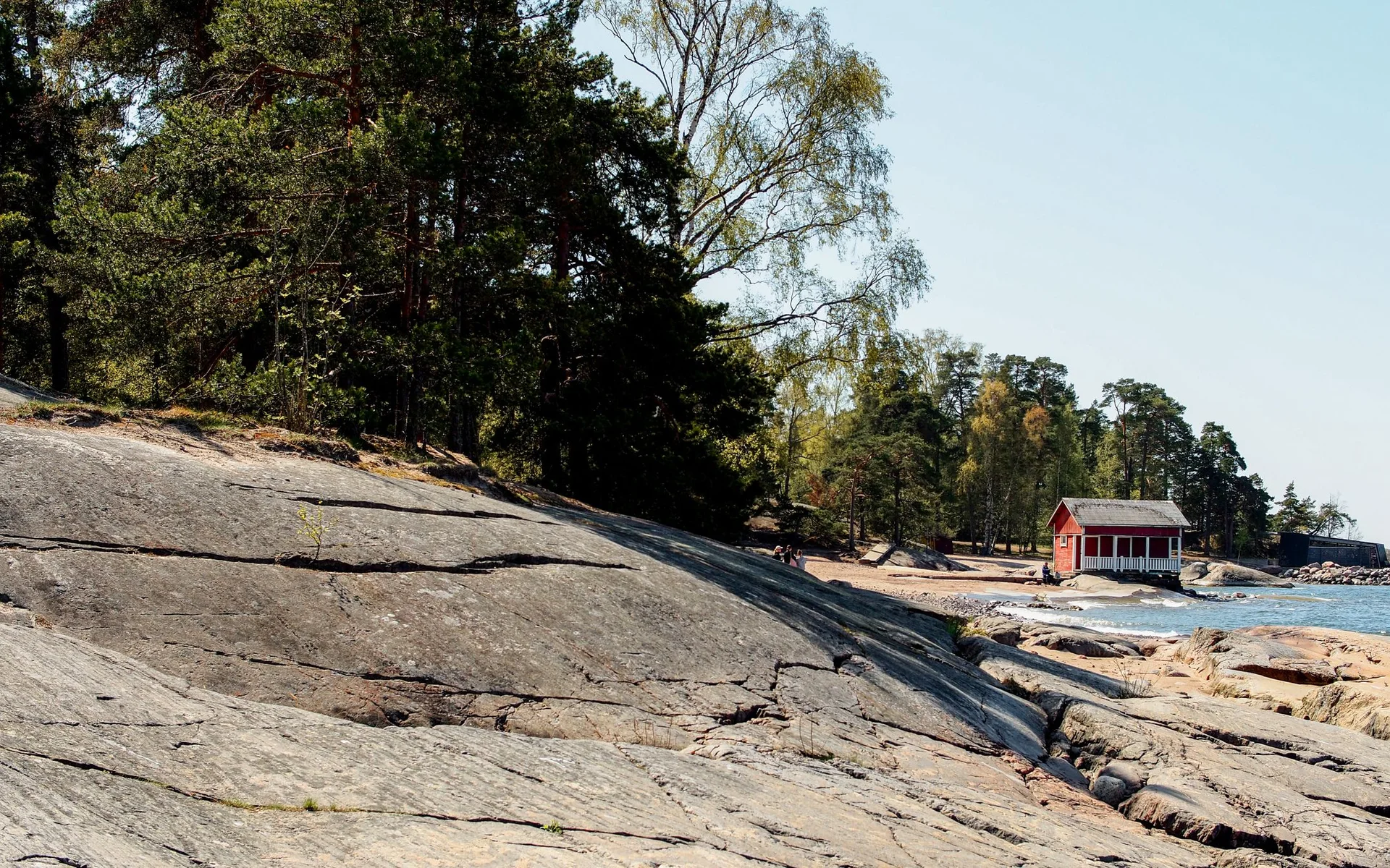 Cabana roșie de pe coasta stâncoasă a orașului Helsinki