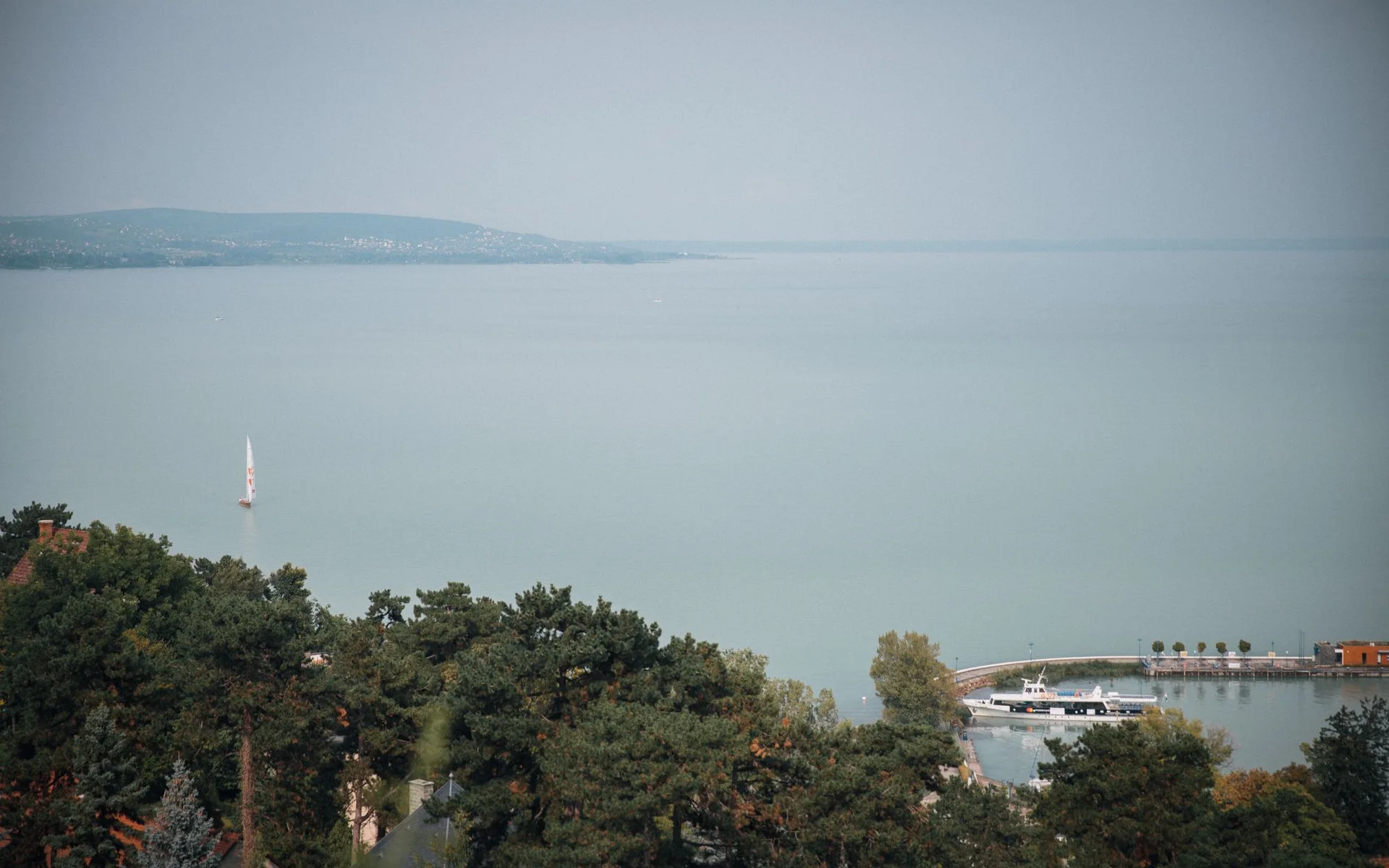 Priveliște de la Tihany spre Lacul Balaton