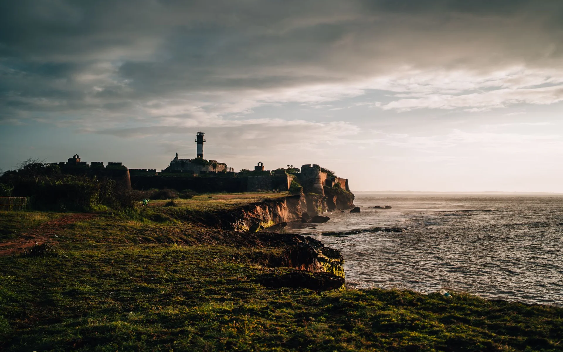 Fortul Diu de pe coastă, la apusul soarelui