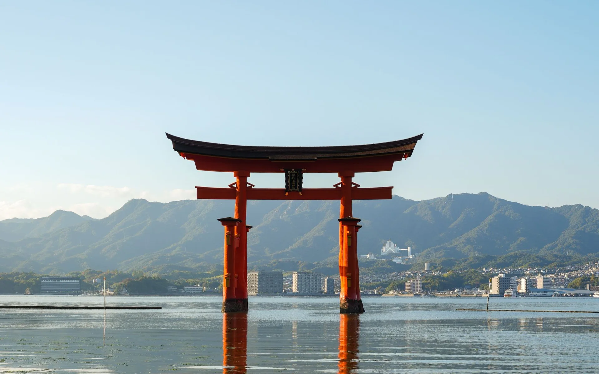 Torii de la sanctuarul Itsukushima, situat deasupra apei