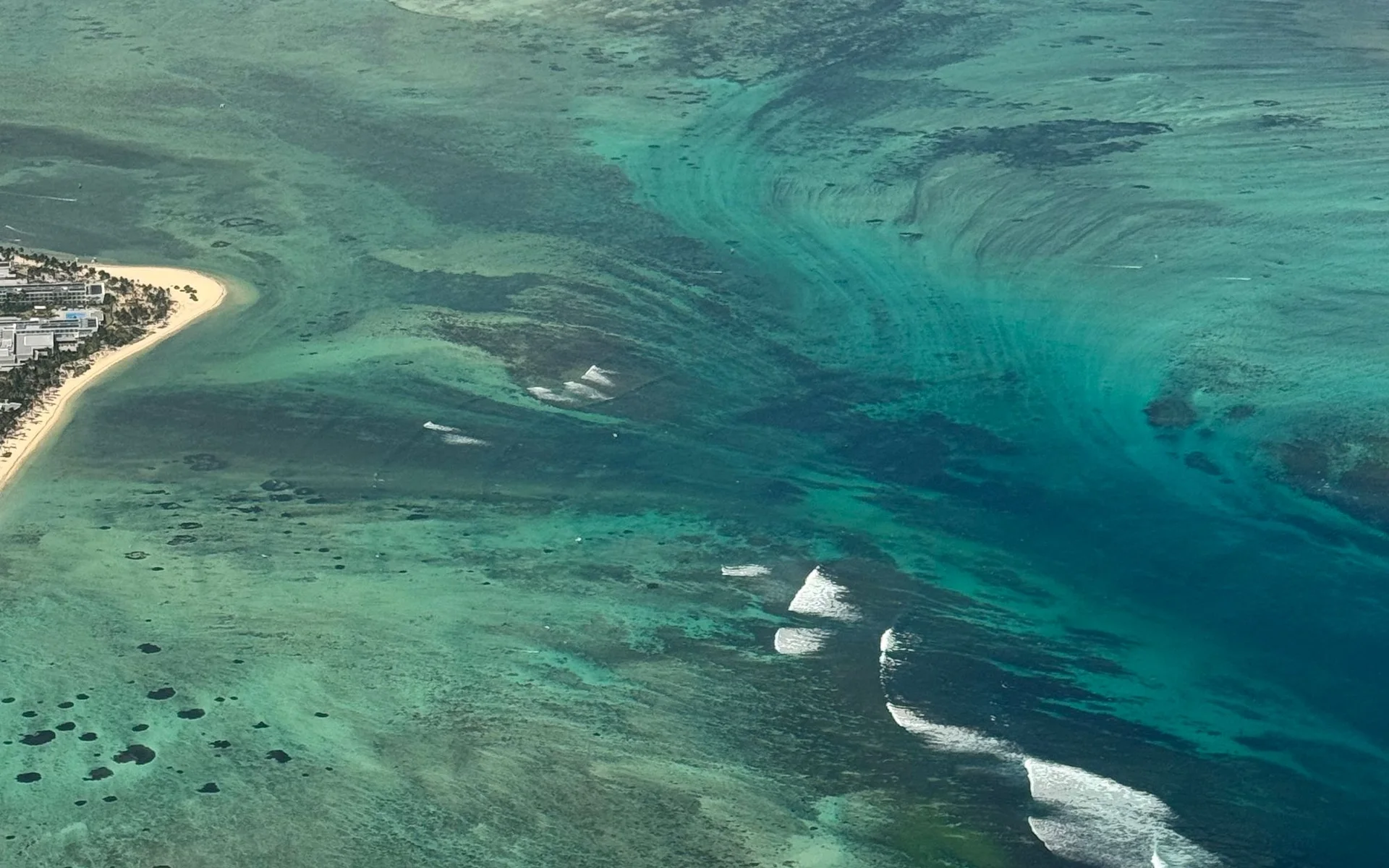 Vedere aeriană a coastei din Mauritius cu marea de culoare turcoaz