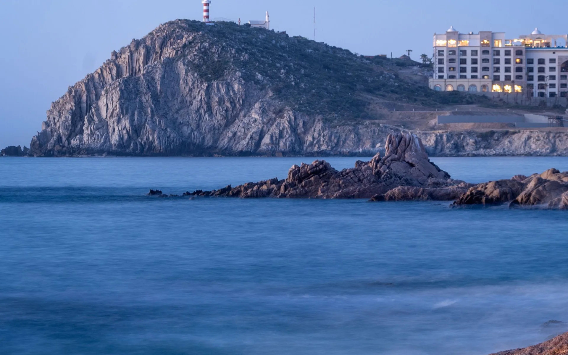 Coasta stâncoasă cu farul de la Cabo San Lucas