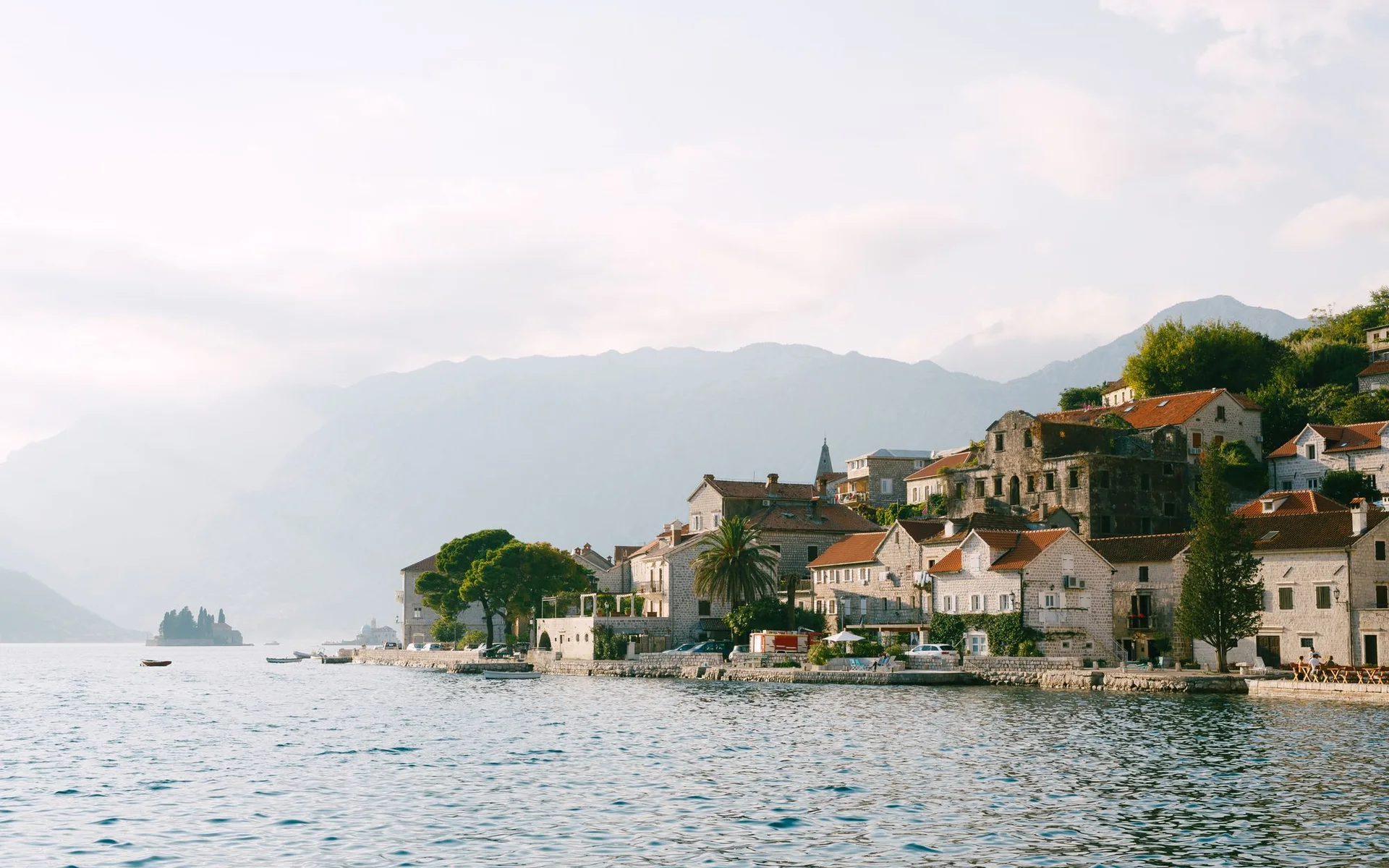Case din piatră pe malul Golfului Kotor